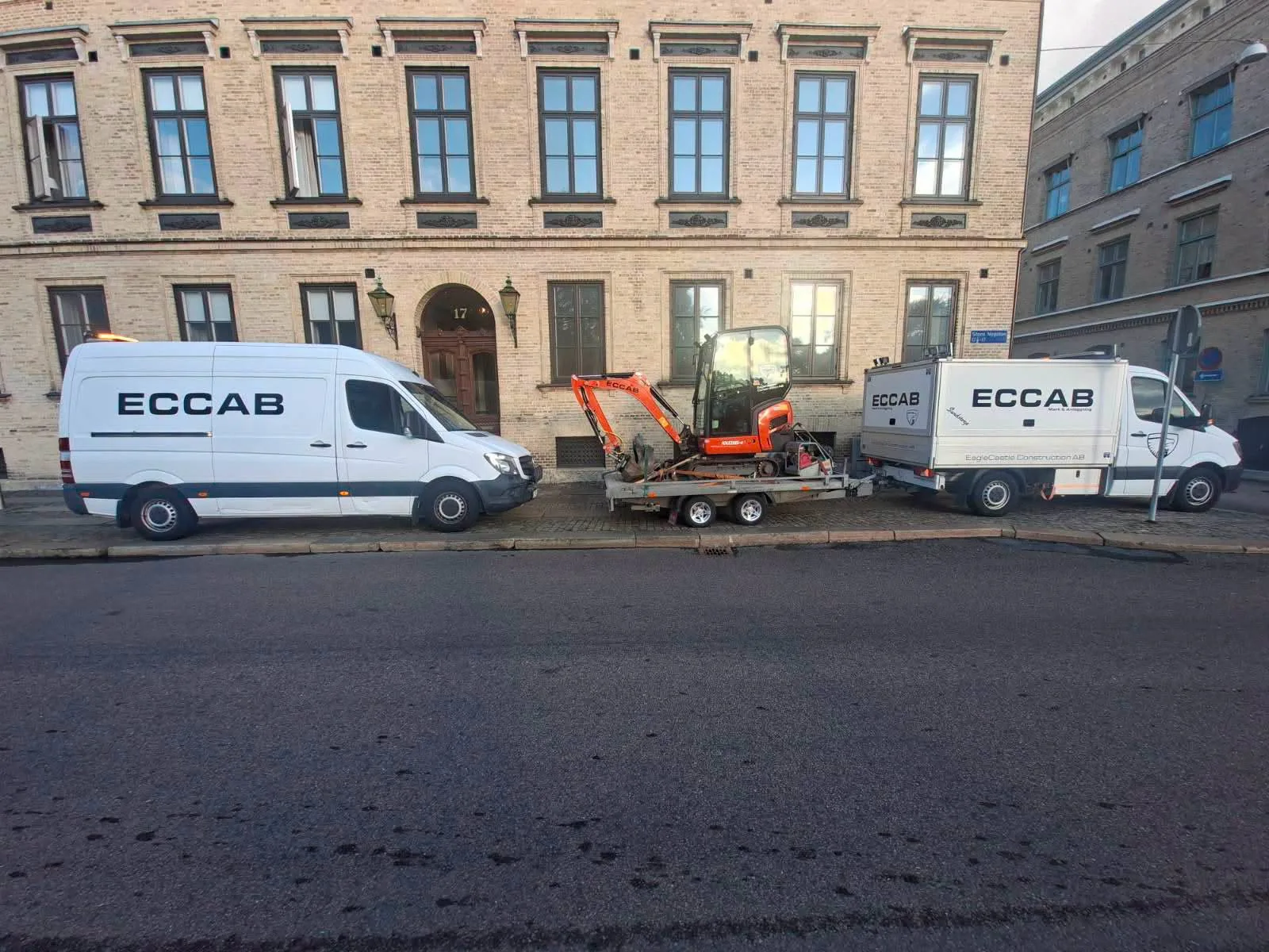 ECCAB:s servicefordon och grävmaskin uppställda inför ett arbete
